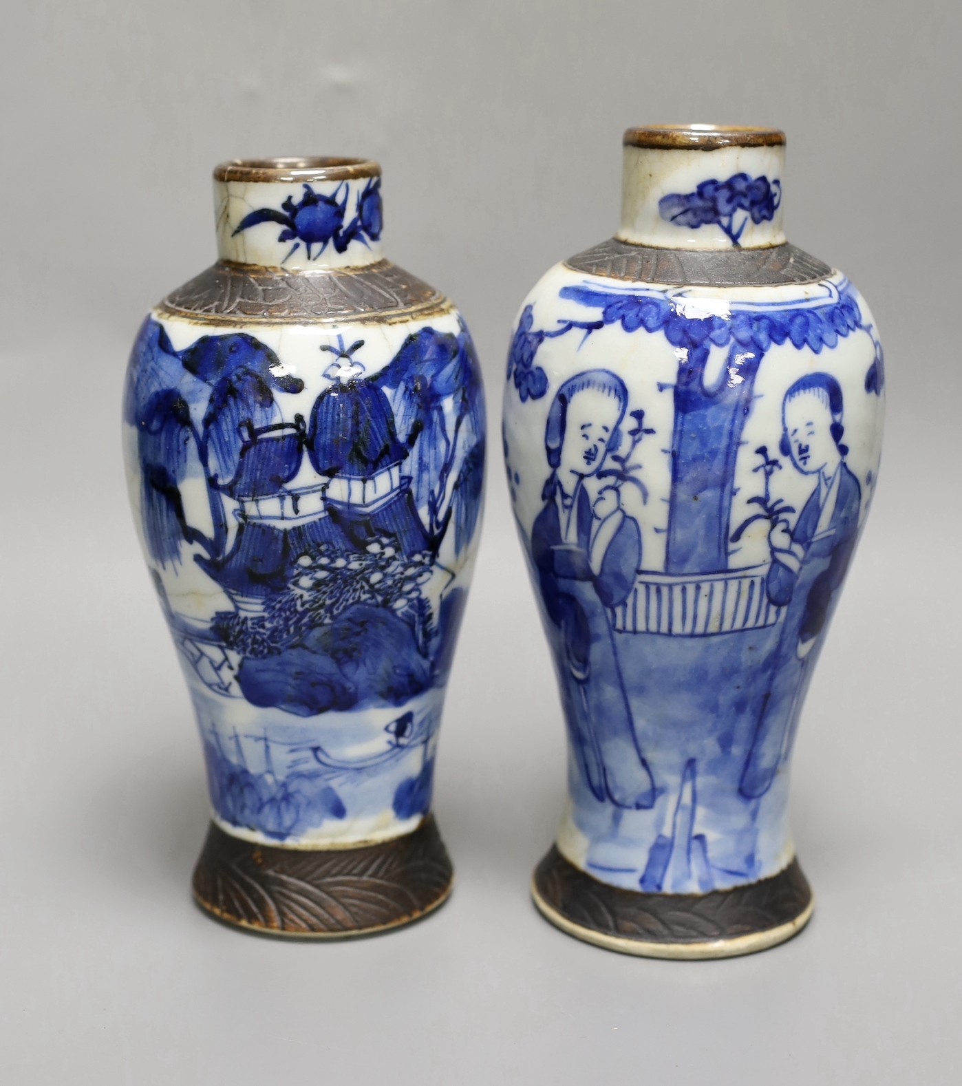 Two Chinese blue and white crackleglaze vases, 19th century, 21.5cm
